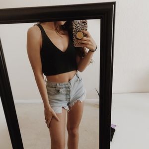 V cut crop top🤍